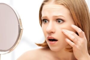 Механическое удаление. Этот болезненный метод позволяет быстро, но ненадолго избавиться от черных точек. Проводить процедуру желательно в кабинете косметолога, поскольку при самостоятельном удалении комедонов на лице могут остаться рубцы. 