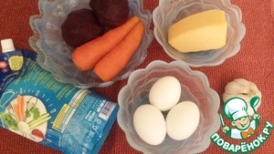 Подготовим необходимые продукты.
Свеклу и морковь отварить. Яйца сварить вкрутую.
Все ингредиенты для салата берем примерно в равном объеме.