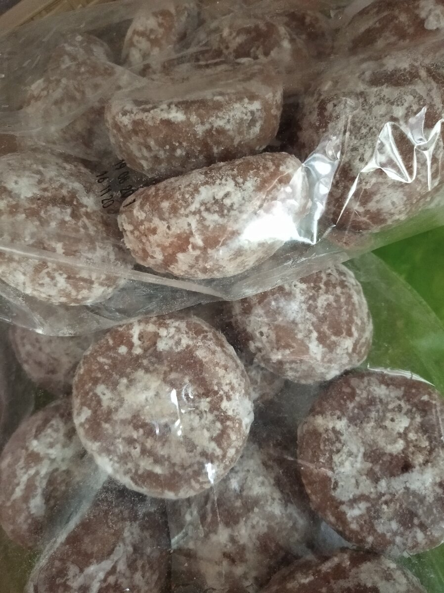 Пряники можно взять даже со скидкой, все равно крошить и пропитывать.  У меня на торт диаметром 30 см и высотой 8 см уходит ровно килограмм. 