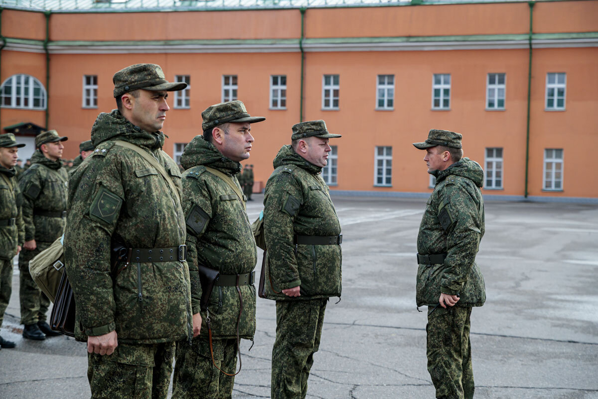 Анекдот о том, как старший прапорщик представлялся на строевом смотре  майором | Записки бешеного графомана | Дзен