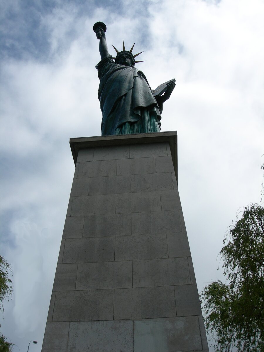 Статуя свободы на Лебедином острове