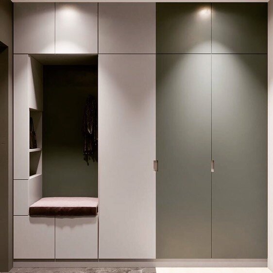 Прихожая с крашеными фасадами в двух цветах 