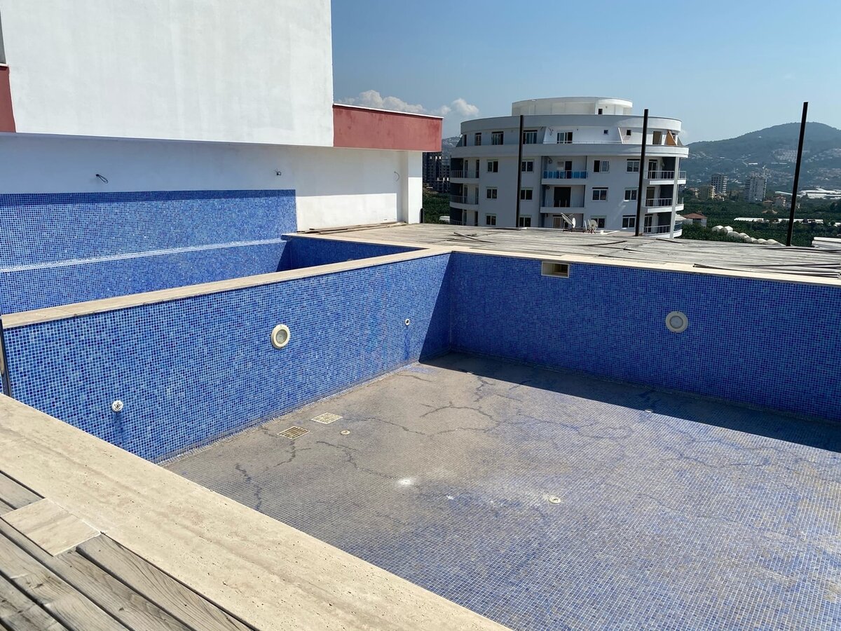 Бассейн на крыше одного из ЖК сейчас выглядит как заброшка. Фото автора.