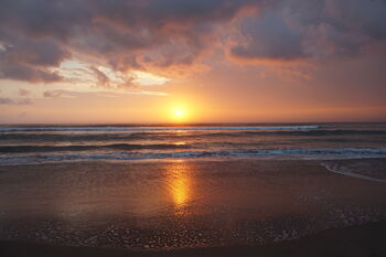 Закат на пляже в районе Кута