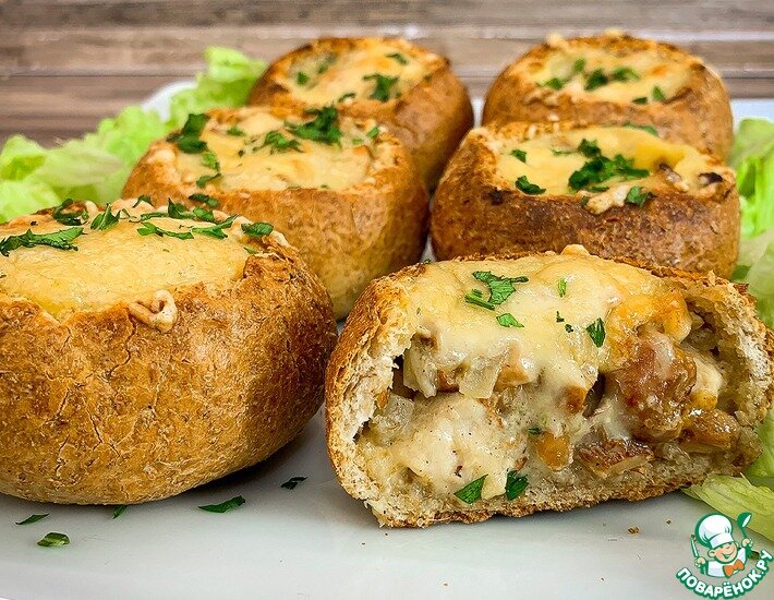 Предлагаю приготовить вкусные закусочные булочки с начинкой. Готовить как всегда очень просто и быстро. Для начинки я взяла грибы - лисички, которые я заморозила с лета. Но конечно, можно взять и любые другие грибы, например, шампиньоны, ведь они доступны всегда. А так же вместо куриного филе, можно использовать любое другое мясо.