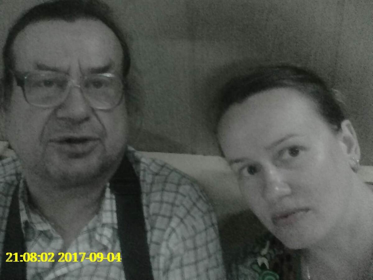 Вот этот чудесный поэт в очках а рядом его дочь, а мне она кровная сестра. 