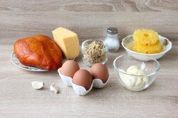 ШАГ 1:
Для салата можно брать любое мясо курицы, как копчёное так и отварное. Яйца отварить вкрутую. Соль может не понадобится, это по желанию. Сыр у меня был Российский, подойдёт и другой с нейтральным сливочным вкусом или ваш любимый.