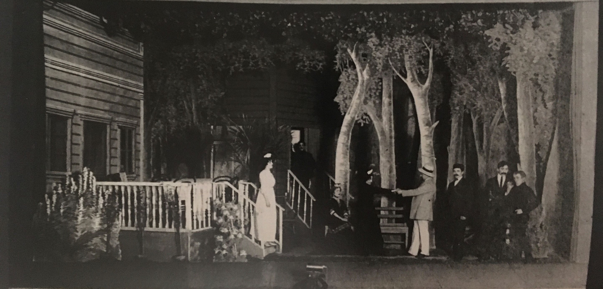 Татарский спектакль "Тигезсезләр" по пьесе Фатиха Амирхана (Казань, 1915). Художник-постановщик Сабит Яхшибаев. Фото из книги "Фатих Амирхан в фотографиях" (авт.-сост. Д.Ахметова), Казань: ИЯЛИ, 2016.
