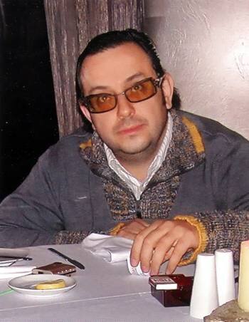 Евгений Каценельсон родился 4 октября 1967 г. в Москве. Окончил джазовый колледж и Московский институт радиотехники и электроники (МИРЭА). Первый собственный проект в партнерстве с Игорем Моисеевым - «Баллантайнс-бар» - открыл в 1997 г., первый из работающих до сих пор - кафе Courvoisier - в 2001-м. Сейчас на счету партнеров порядка десяти концепций, в том числе 27 «Кулинарных лавок братьев Караваевых», два ресторана «Изя-гриль», спортбар «Лига пап» и другие.
