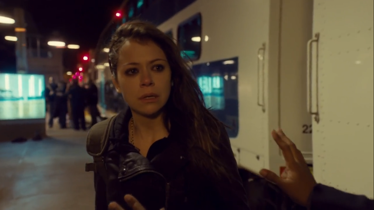 Кадр из сериала. Сару пытаются огородить от места самоубийства.