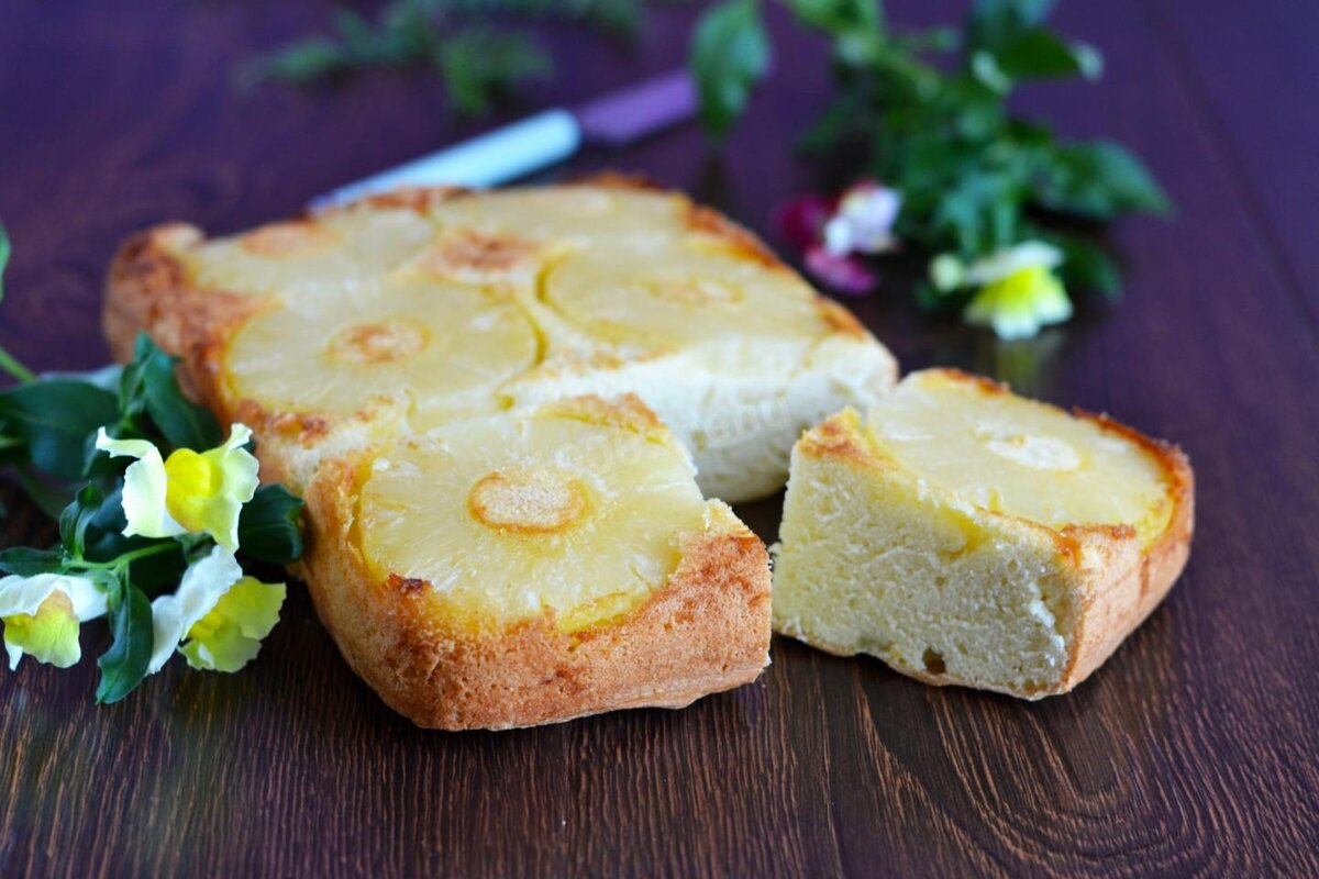 Шарлотка с яблоками и ананасами