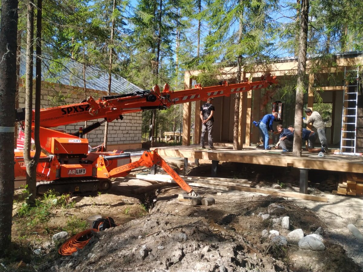 Мини-кран на строительстве частного дома