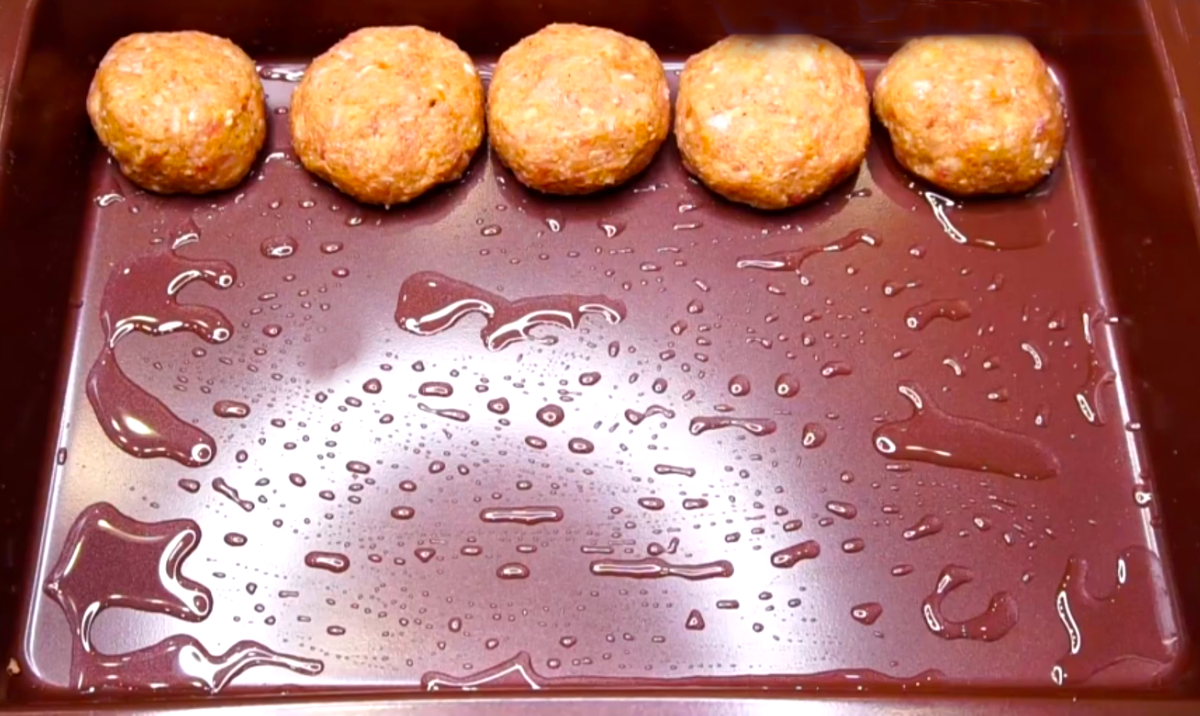 По краям выкладываем котлеты.