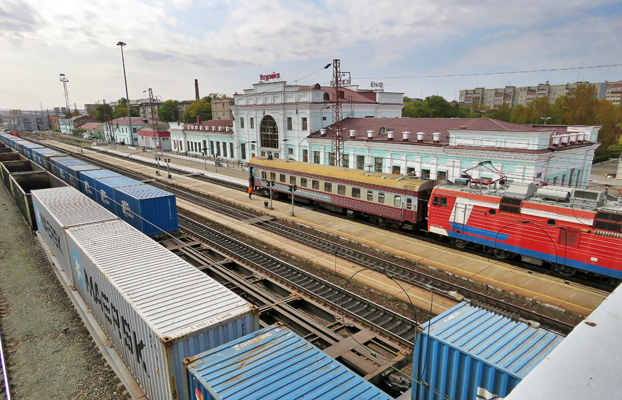 В Уссурийске, втором по значению городе и главном узле дорог Приморского края, есть огромный вокзал 1930-х годов.