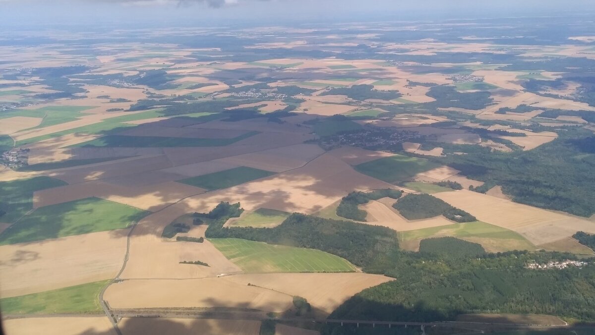Вид из иллюминатора, французские поля во всей красе, но уши всё равно закладывало