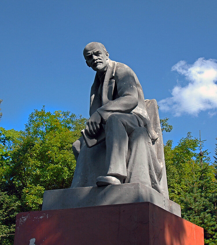 Перечислите памятники. Сидящий Ленин памятник. Памятник Ленину сидит в Москве. Памятник Ленину в Абакане. Статуя Ленина сидит.