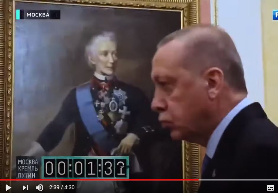 Падишах (повелитель мира) Эрдоган осматривает картинную галерею в приемной Путина. что-то не выдержал взгляд графа Рымнинского, князя Италийского,генералиссимуса Александра Васильевича Суворова     