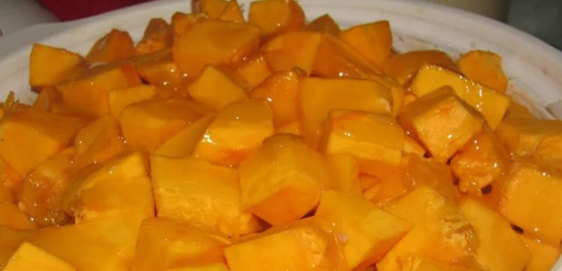 Тыкву нарезаем кусочками