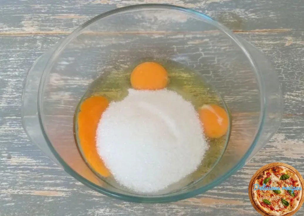 Яйца соединить с сахаром.