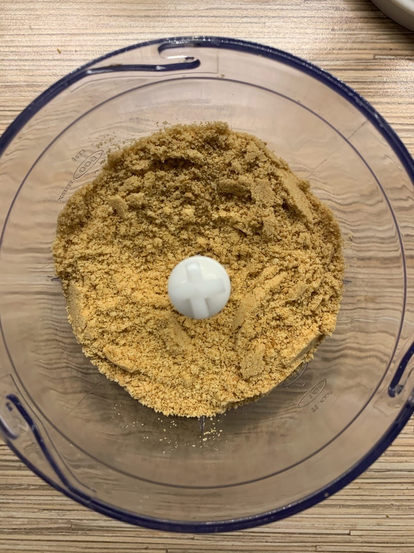 Мне больше всего нравится делать это в блендере: поломал печеньки, буквально 20 секунд, и крошка готова. Если у вас такого блендера нет, можно поломать печенье, положить в пакет и прокатать скалкой.