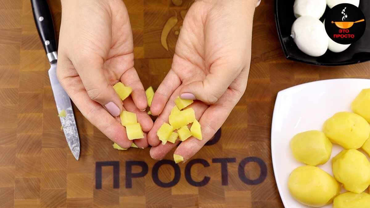 У многих возникает такая проблема, что картофель прилипает к ножу. Чтобы этого не происходило его нужно время от времени смачивать в воде.