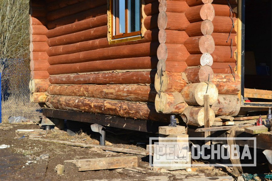 Подъем дома и подруб нижних венцов в дер. Машино.