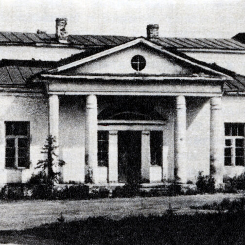 Этот снимок из книги «Дворянские усадьбы Тарусского уезда». Здесь портик с круглым окном, а на предыдущем кадре — с треугольным.