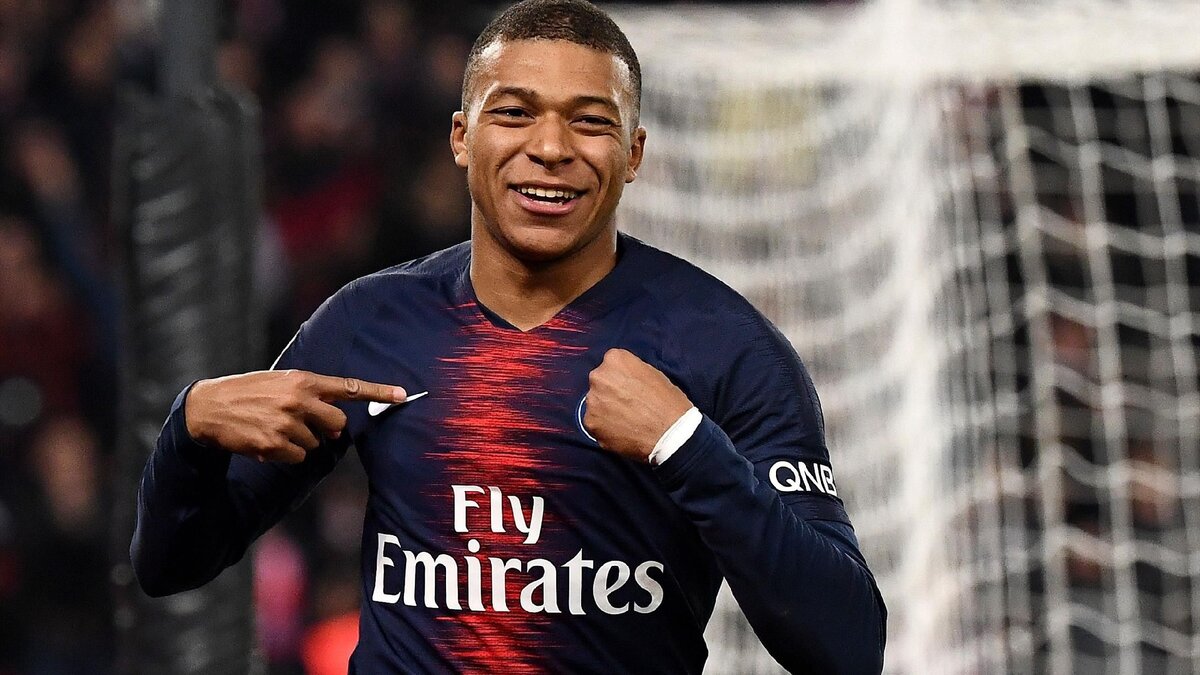 Пожалуй главный нападающий этой игры, он же главное лицо FIFA 21, но сегодня его не будет, ибо всем итак очевидно, что он лучший.