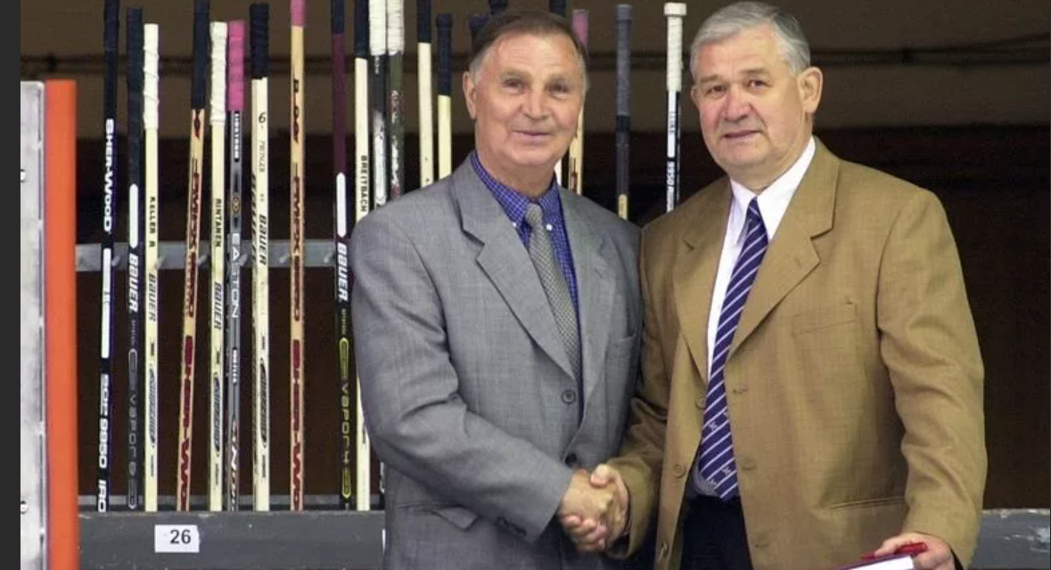 Взято из открытых источников Яндекс картинки.

Доброго времени суток Уважаемые читатели!

Получил предложение написать статью о В.В.Тихонове.Игроке,Тренере и просто о Великом человеке.Сел ковырять интернет и свою память.И вдруг осознал.Солнцеликих,без кавычек-реально,по пальцам на руке,пересчитать можно.Я говорю обо ВСЕМ мировом спорте.Возьмем,к примеру,Баскетбол.У.Чемберлен-выбран среди Всех игроков НБА на эмблему лиги.А СОЛНЦЕЛИКИМ все равно считается М.Джордан.Формула 1?Великих куча.Х-М.Фанхио-5 чемпионских титулов.А.Прост-4 чемпионства.М.Шумахер-7 побед.Л.Хэмилтон-6 побед и возможность обойти М.Шумахера.А СОЛНЦЕЛИКИМ признан А.Сенна(всего лишь 3 победы в Формуле).Футбол-Пеле.3х кратный Чемпион Мира-СОЛНЦЕЛИКИЙ.А,Марадона,только числится спортсменом-не более.Не спешите кидать в меня камни.Марадона-НЫТИК с МОЛОДОСТИ,НАРКОМАН И ПРОСТО ХАМ.Если будет угодно-ДОКАЖУ.