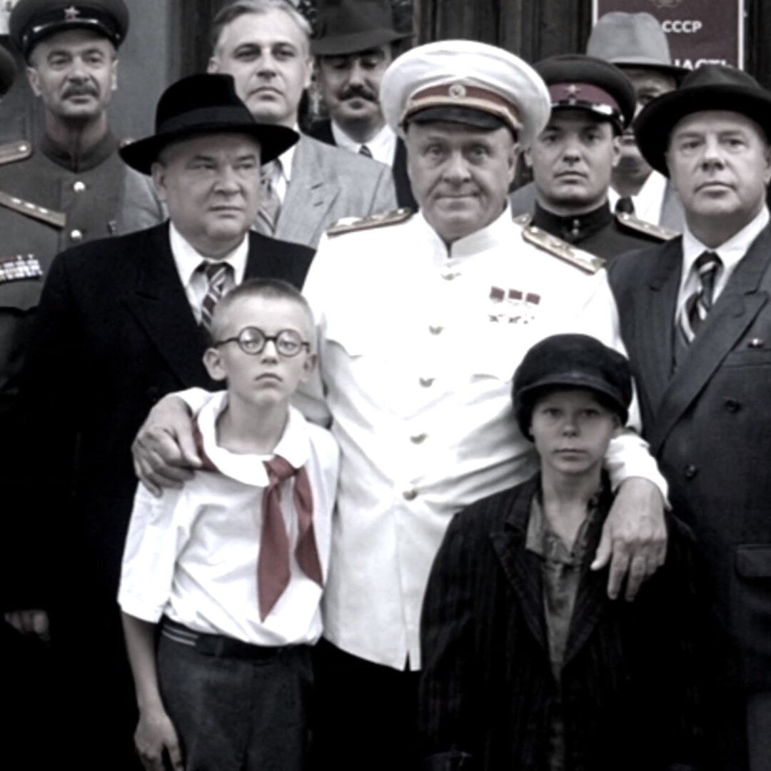 Маршал Жуков приглашает для фотографии беспризорника, чтобы показать, что "мы всяких спасали"