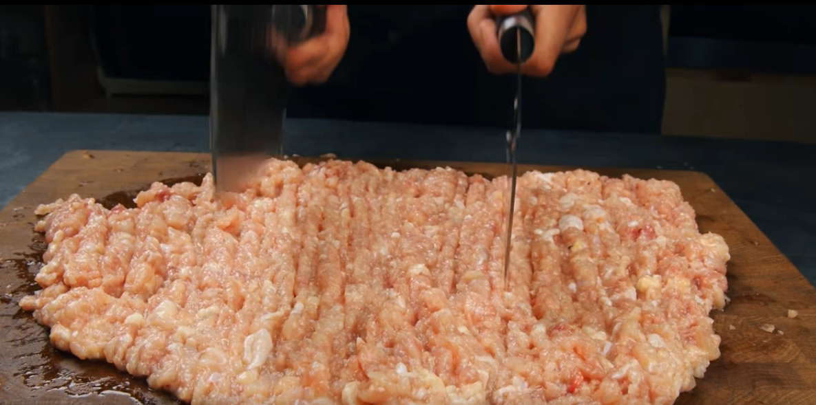 Я рублю мясо ножами