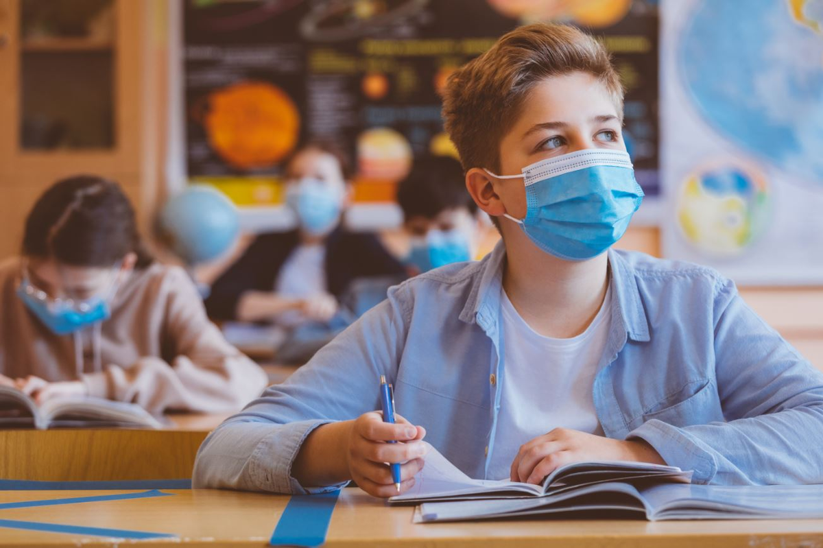 Pandemic education. пандемия дети за компьютерами. как рассадить студентов в аудитории. пандемия и образование. школьницы маска для лица.