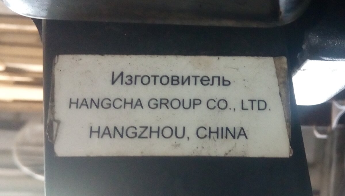 Наклейка на стойке крыши