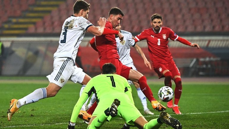 Главный "виновник" первого тайма - Гилерме, наблюдает за очередным голом в свои ворота.