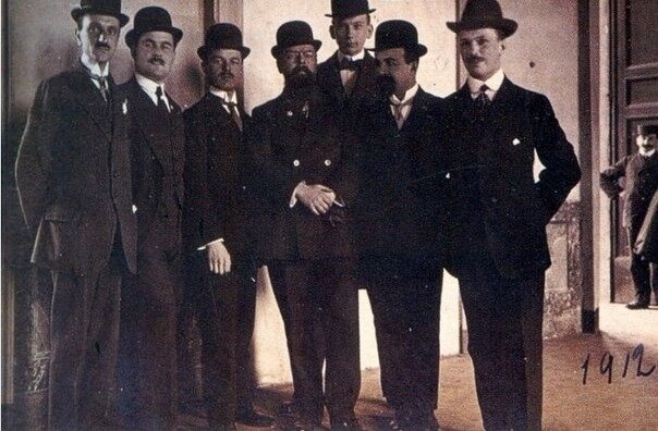 Создатели ФК "Интер". Джордживо Муджиани в середине. 1912 год. 