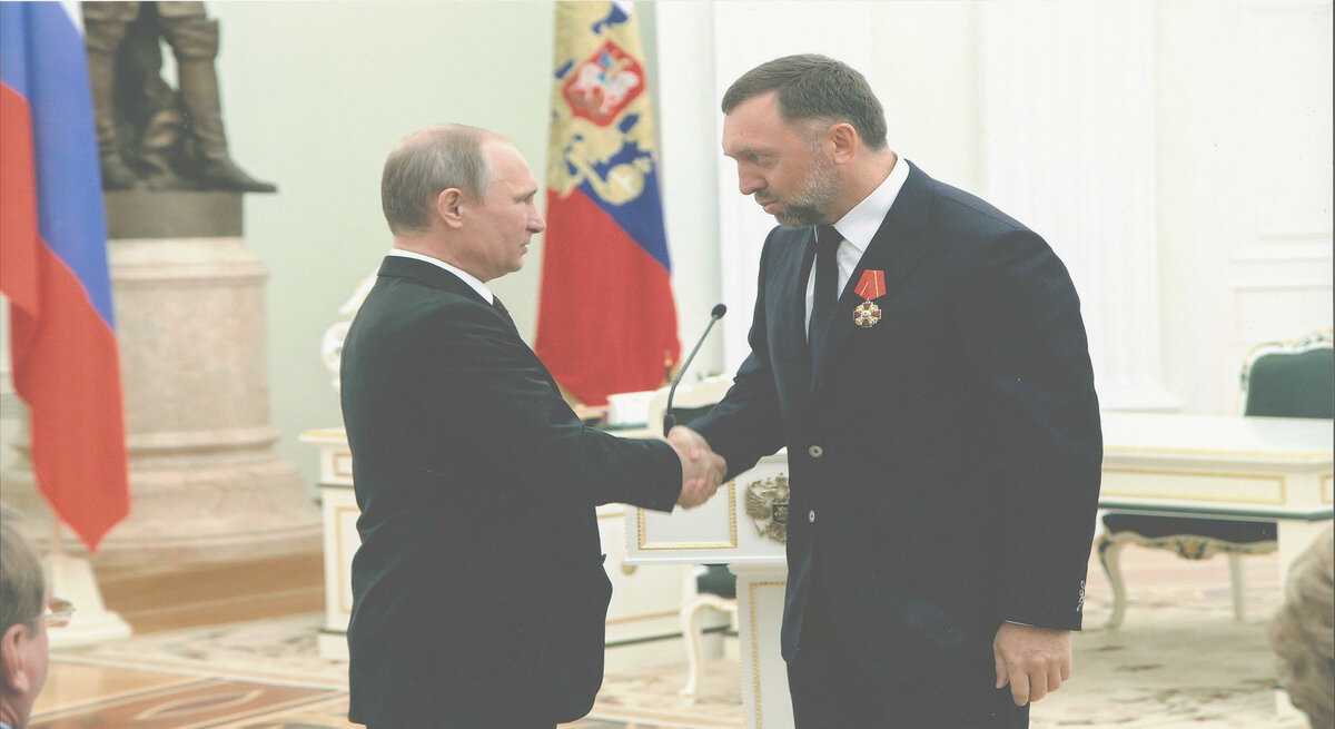 Путин награждает Дерипаску
