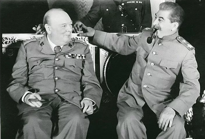 Сталин и Черчилль на переговорах (Фото из открытых источников Яндекс Картинки)