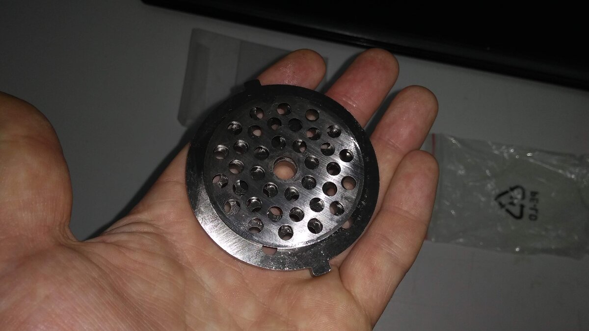 Сравниваю размер диска и ножа с белорусской мясорубкой. Листай ►