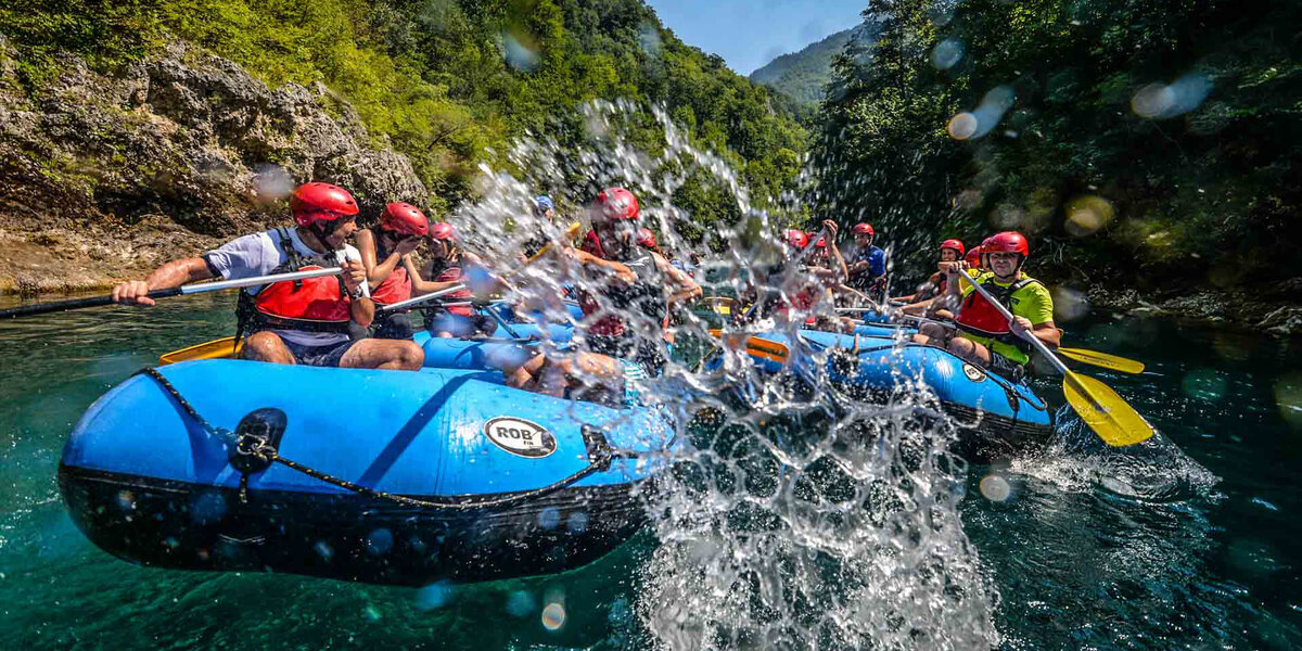 Развлечения на реке. Черногория сплав рафтинг. Рафтинг в Черногории. Экстремальный туризм рафтинг.