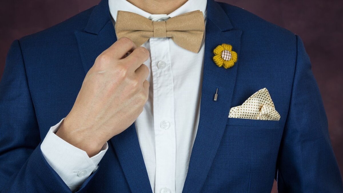 Милая брошь-цветок, подходящая по гамме к галстуку-бабочке.