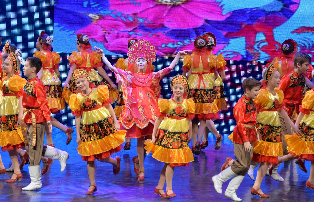 Культуре общения дети тоже учатся в своём народном ансамбле. 