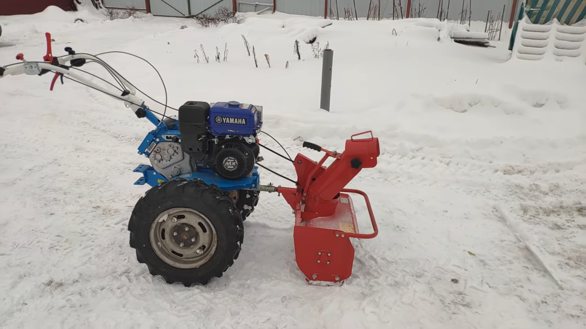 Мотоблок со снегоуборщиком