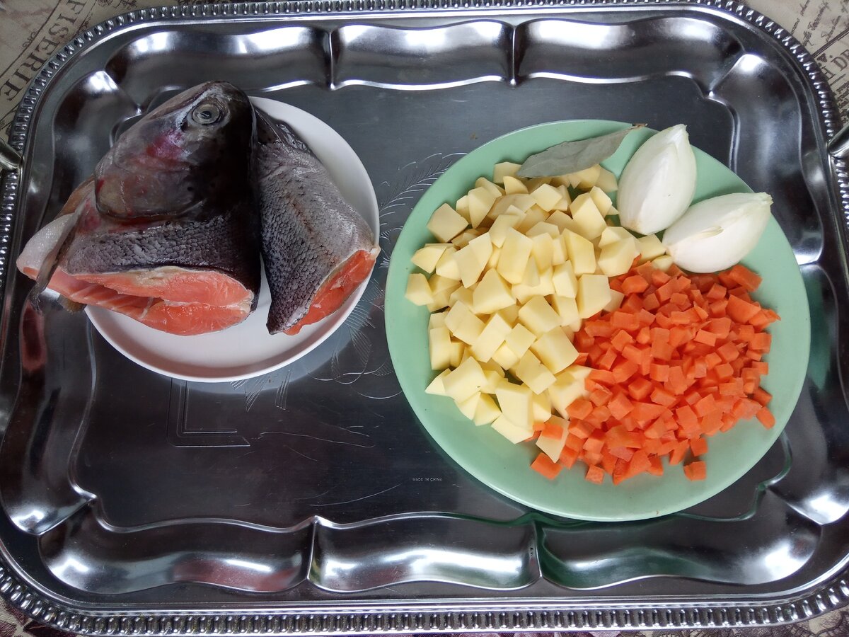 На эту порцию хватило четырёх мелких картофелин, половины морковки среднего размера, половины небольшой луковицы и маленького листика лаврушки. Как видно на фото, рыбный суповой набор тоже небольшой (помещается на блюдце).