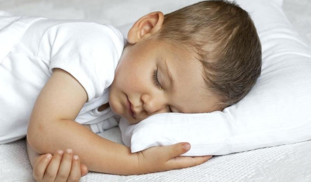 Сильно потеет голова во сне у ребенка. Спящий ребенок. Спящий мальчик. Спящий ребенок на подушке.