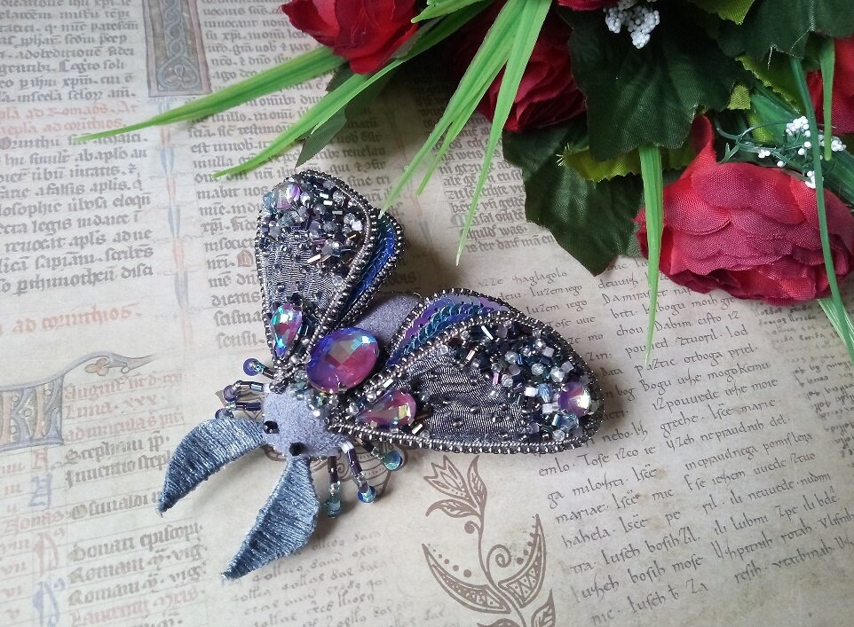 Так и кажется, что он сейчас скажет "Жжжжжжжж!"))))