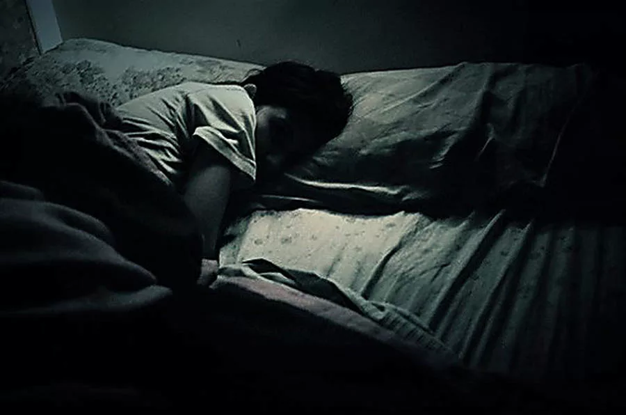 Ночью сижу на кровати. Человек в кровати. Парень в кровати. Спящий человек ночью.