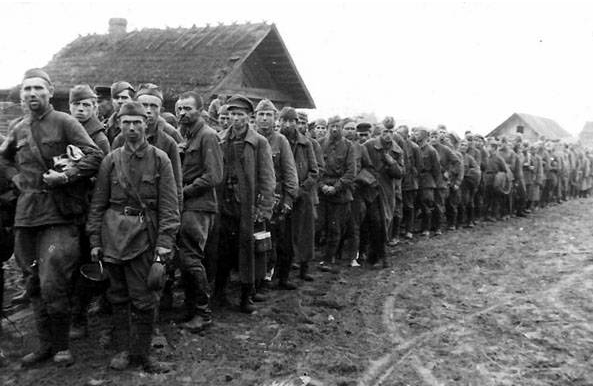 Фотография из немецкого госархива. Советские военнопленные в лагере, август 1942 года
