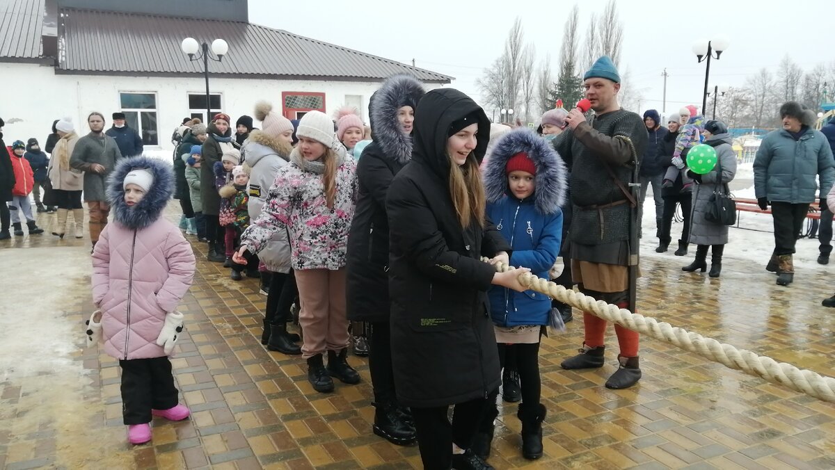 Прошла в моем городе масленица. Перетягивание каната, лазание на столб, игры  и проводы зимы | Познаем вместе! | Дзен