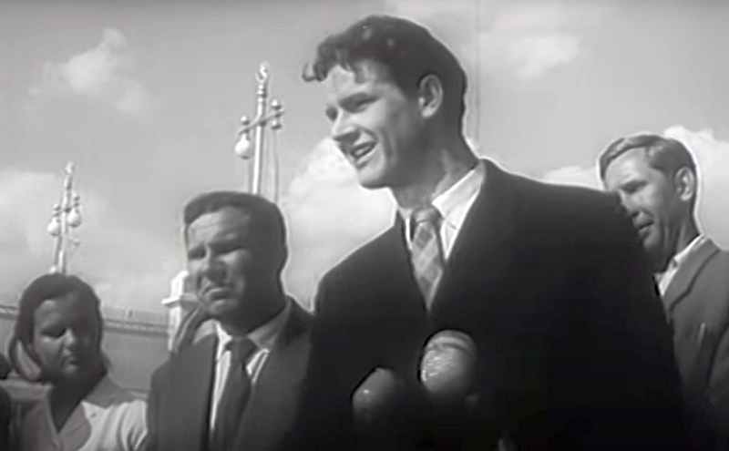 Кадр из фильма "Всё начинается с дороги". Виктор Авдюшко в роли Степана Бокова