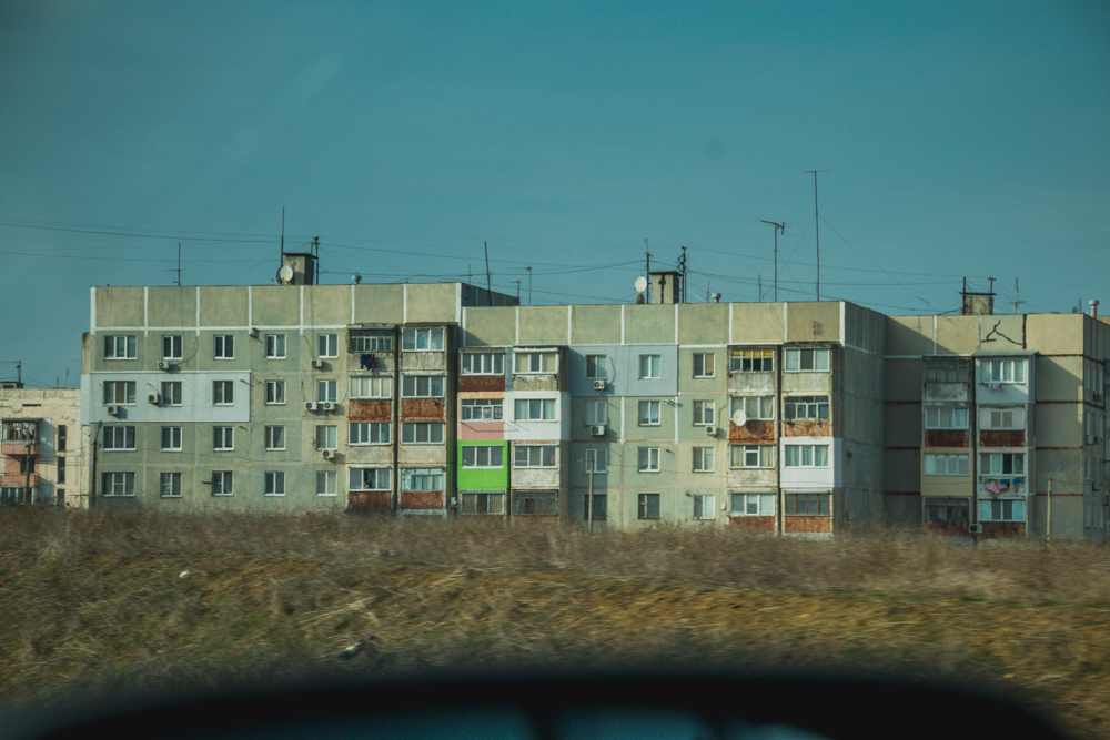 Заехали в Крым через мост, проехали по окраинам Керчи. Грустненько (фото)10